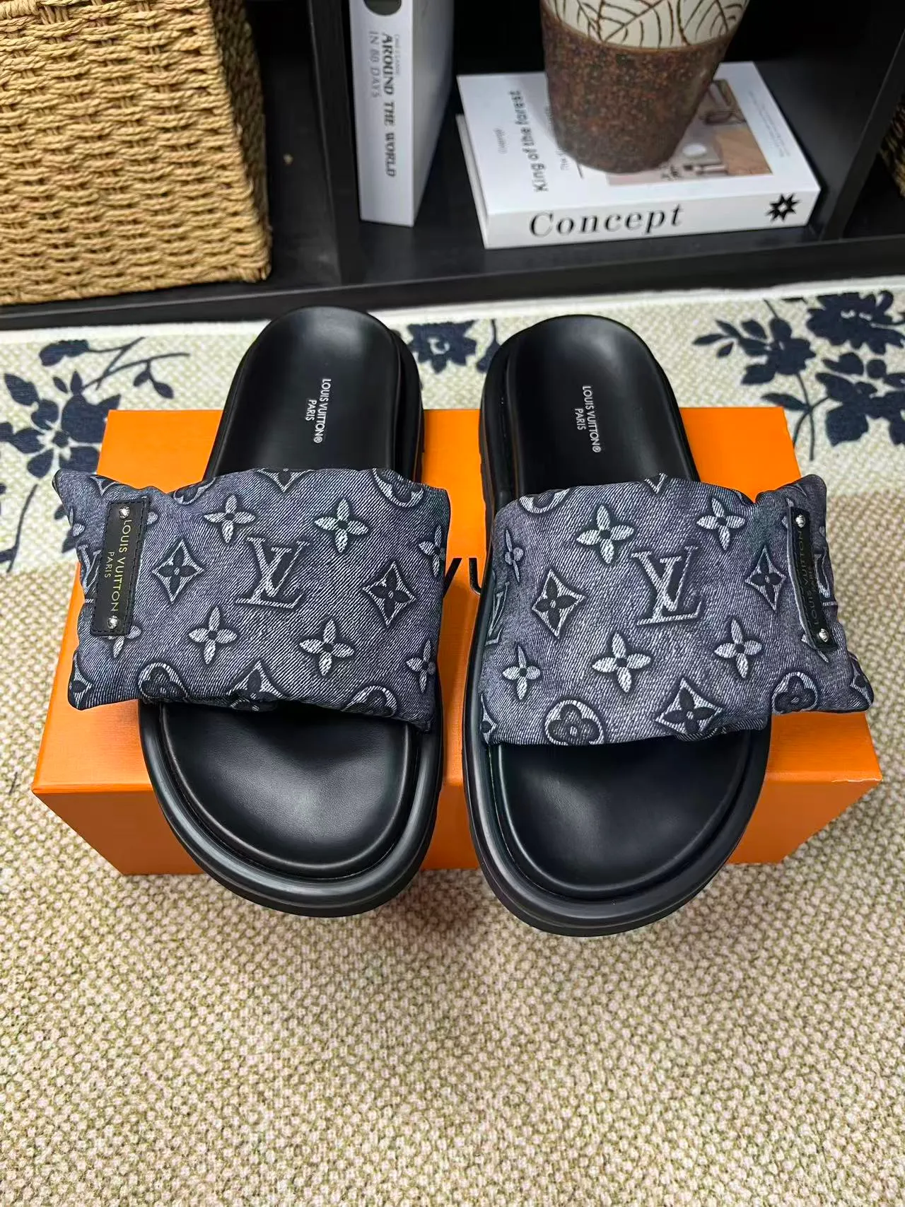 P340 [New Style] [LOUIS VUITTON] Louis Vuitton, LV printing, men's and women's slippers are now on the market, packed in drawer boxes with cloth bags and cards, the upper pattern looks very soft and waxy, and is a super versatile leg slimming tool. Fabric: imported denim/canvas/old fabric, LV hardware LOGO, official website pattern printing, comfortable to wear, feet: high-elastic PU water table. Sole: foam sole, heel height: about 5cm. Code number: 35-46, 35, 45, 46 are custom-made and non-returnable. Color: multiple colors and styles available.